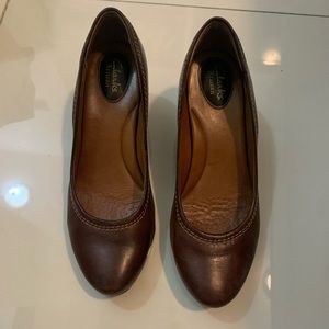 Clark's Artisan collection genuine leather stacked heel brown round toe pumps 8M